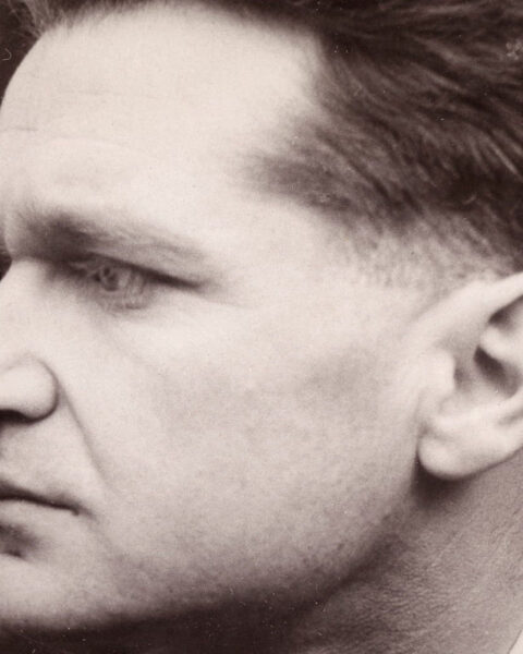 Emil Cioran en Rumanía, capturando al destacado filósofo y escritor conocido por su profundo pesimismo y sus reflexiones sobre la existencia.