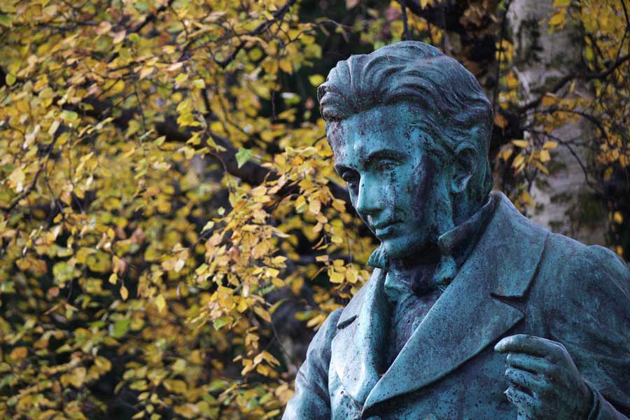 Kierkegaard y la angustia reflejadas en una estatua