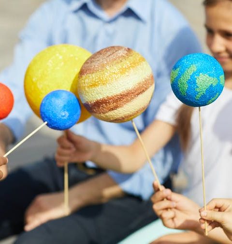 enseña astronomía