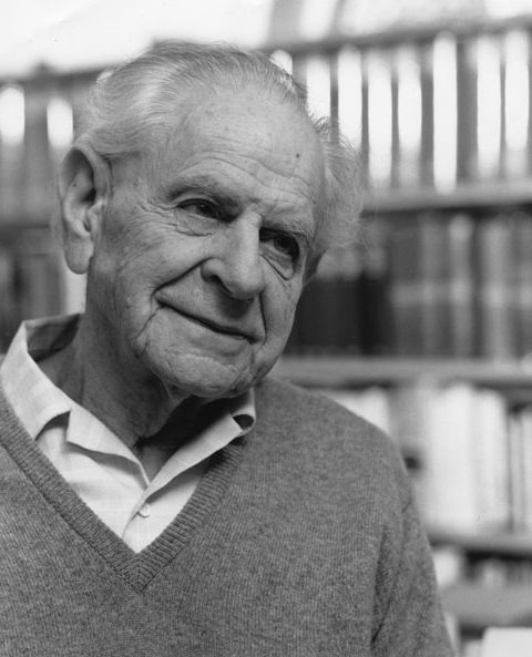 Karl Popper sonríe a cámara