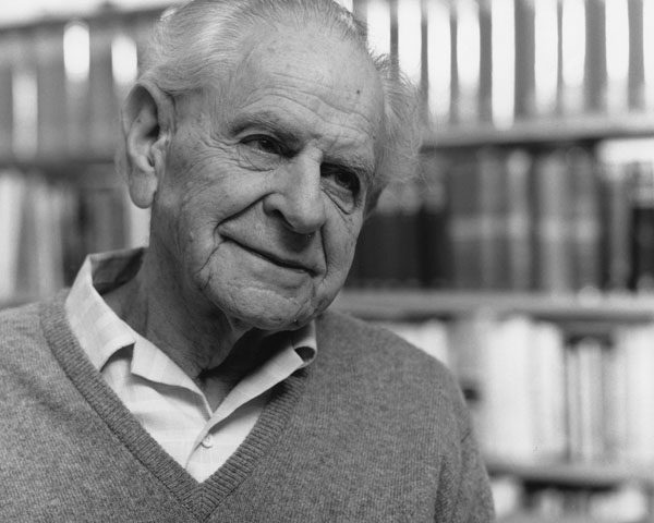 Karl Popper sonríe a cámara