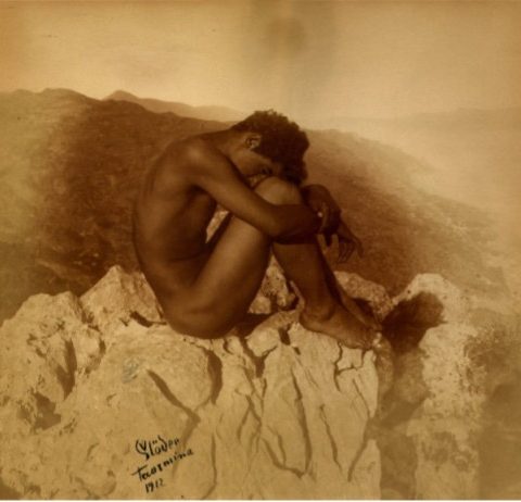 joven desnudo