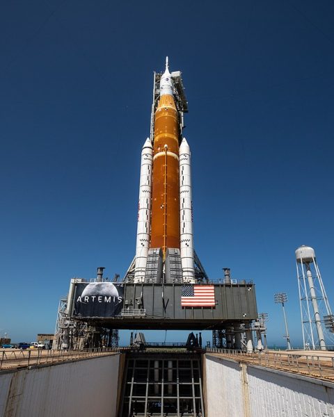 cohete de Artemis 1 en una plataforma de lanzamiento