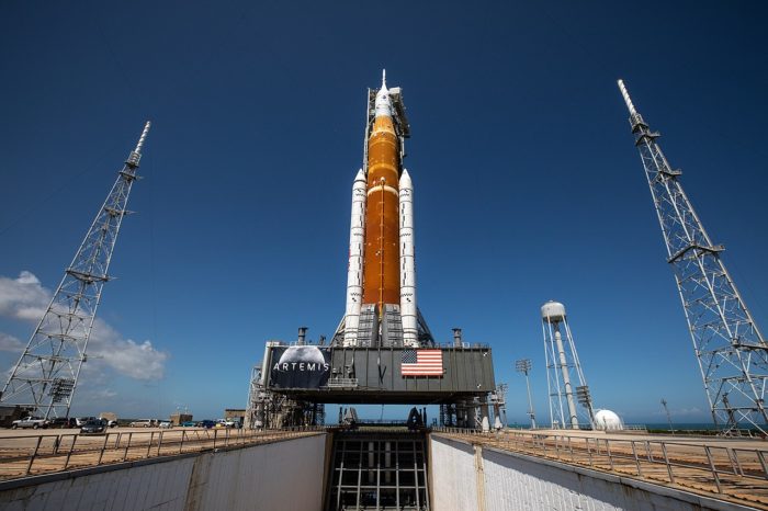 cohete de Artemis 1 en una plataforma de lanzamiento