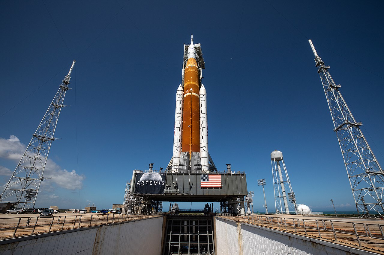 cohete de Artemis 1 en una plataforma de lanzamiento