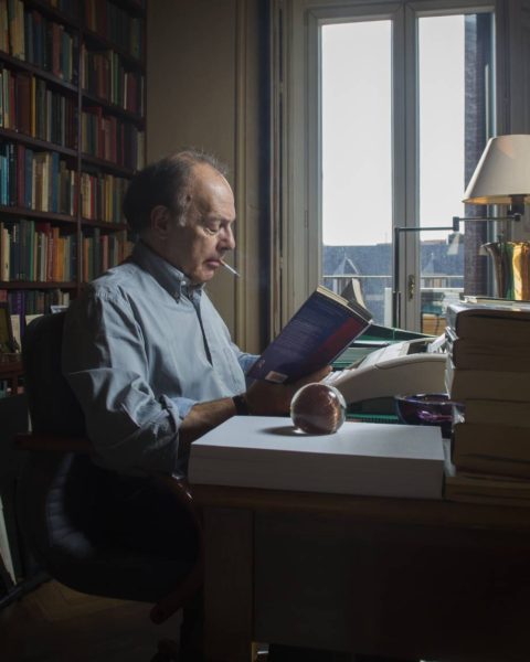 Javier Marias escribiendo
