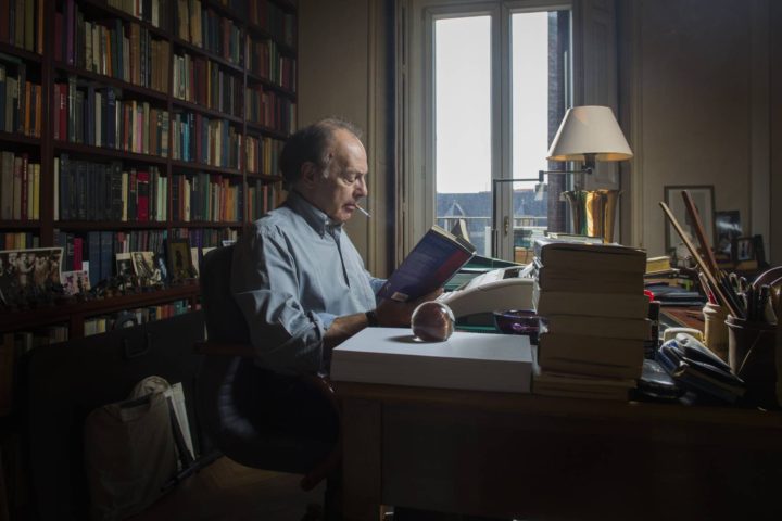 Javier Marias escribiendo