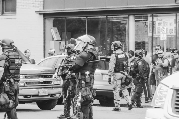 policía en manifestación radical en EEUU