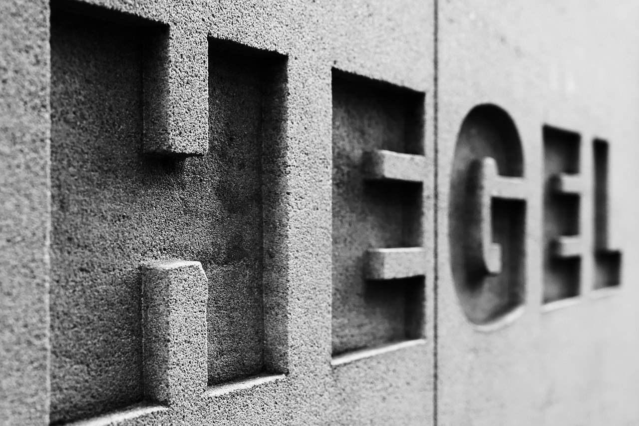 Inscripción del nombre de Hegel