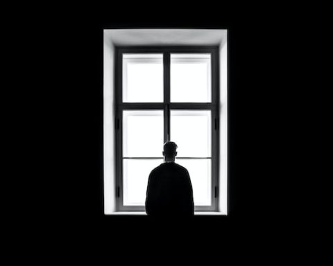 hombre mirando por la ventana