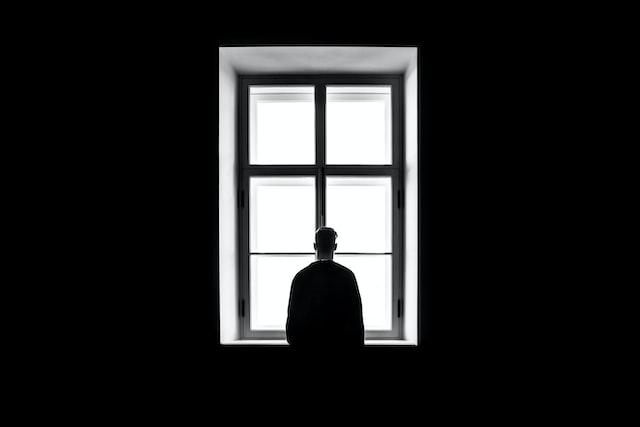 hombre mirando por la ventana