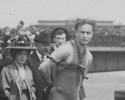 Houdini salta desde el puente de Harvard, Boston, 1908