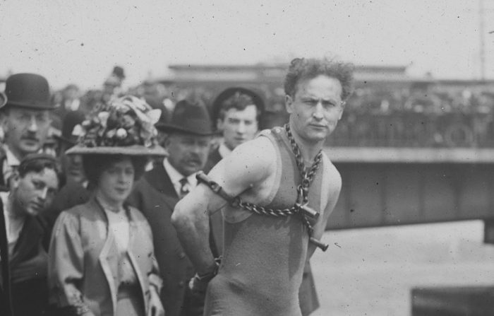 Houdini salta desde el puente de Harvard, Boston, 1908