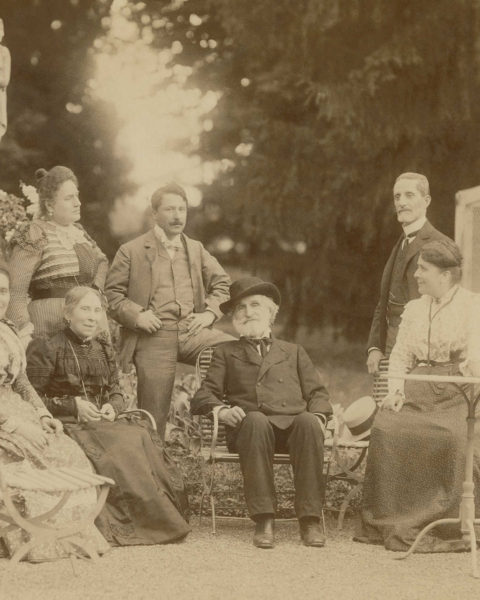 Maria Carrara Verdi, Barberina Strepponi, Giuseppe Verdi, Giuditta Ricordi, Teresa Stolz, Umberto Campanari, Giulio Ricordi, Leopoldo Metlicovitz - Giulio Rossi, Sant'Agata, 1900 (Wikimedia Commons)