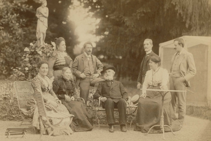 Maria Carrara Verdi, Barberina Strepponi, Giuseppe Verdi, Giuditta Ricordi, Teresa Stolz, Umberto Campanari, Giulio Ricordi, Leopoldo Metlicovitz - Giulio Rossi, Sant'Agata, 1900 (Wikimedia Commons)