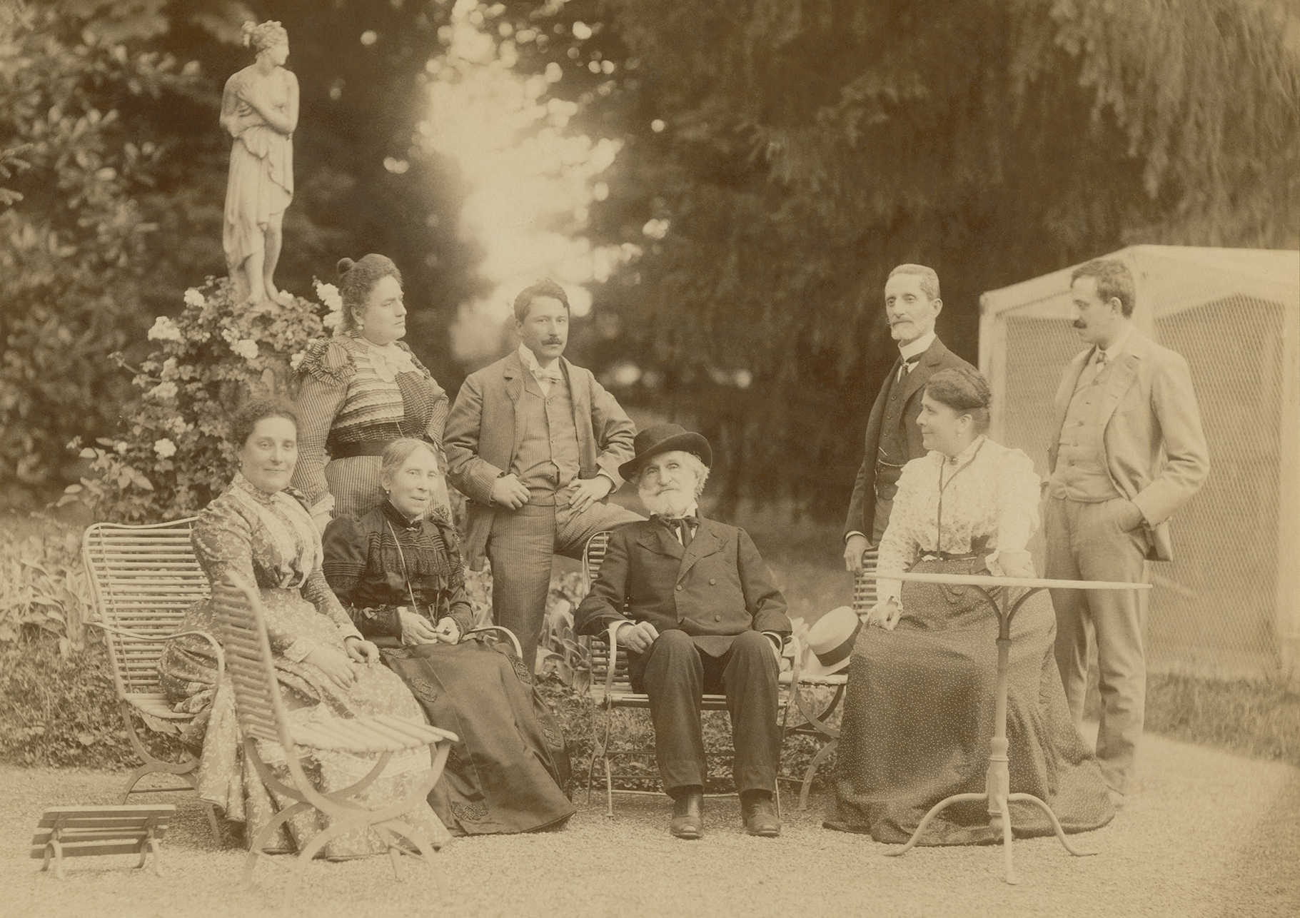 Maria Carrara Verdi, Barberina Strepponi, Giuseppe Verdi, Giuditta Ricordi, Teresa Stolz, Umberto Campanari, Giulio Ricordi, Leopoldo Metlicovitz - Giulio Rossi, Sant'Agata, 1900 (Wikimedia Commons)