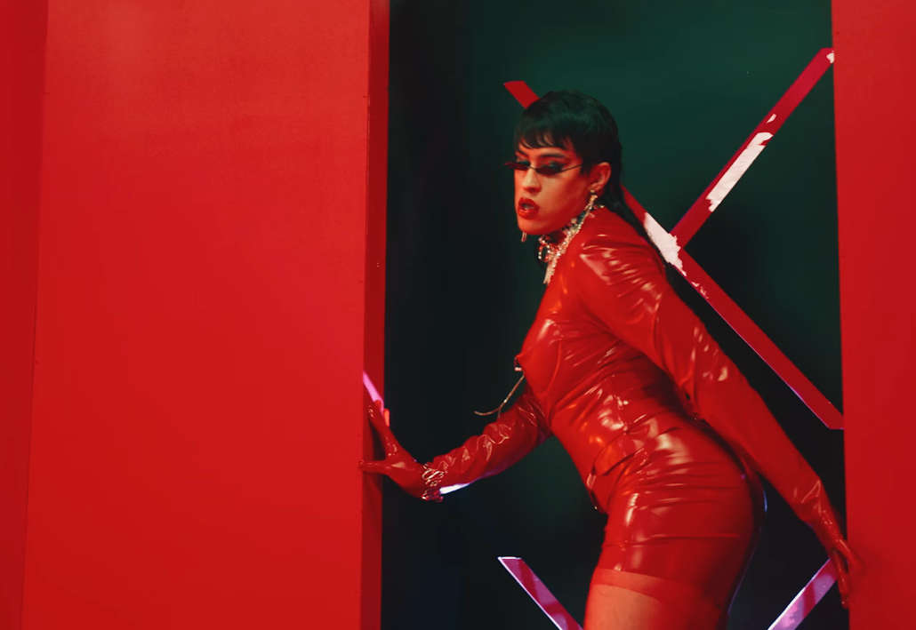 Fotograma de Ella perrea sola, de Bad Bunny