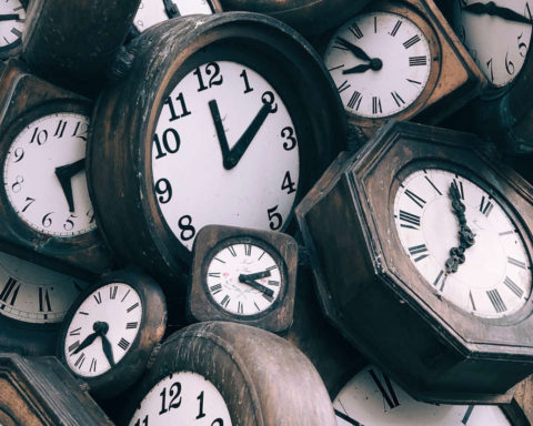 Fotografía que muestra varios relojes antiguos