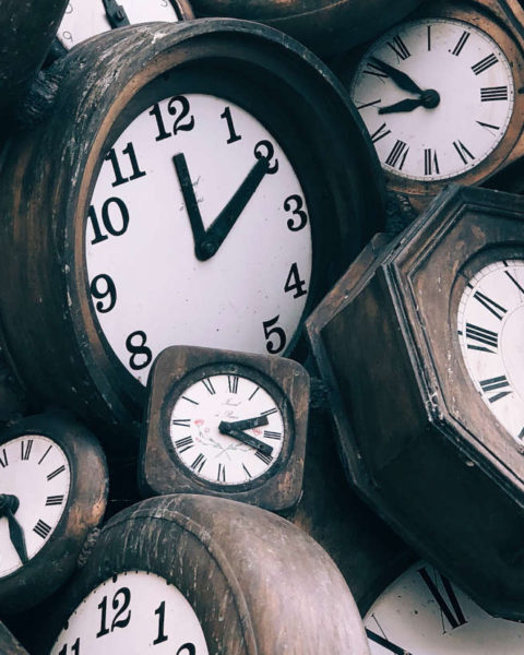 Fotografía que muestra varios relojes antiguos