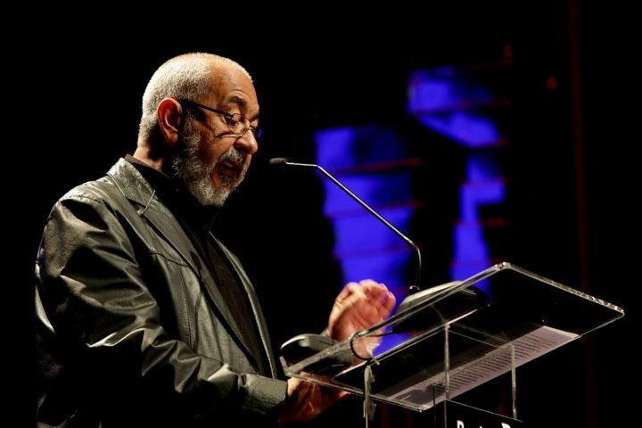 Leonardo Padura dando una conferencia
