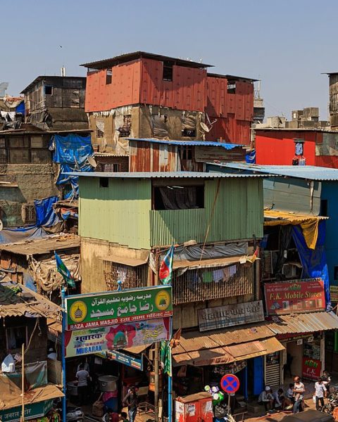 Cerca de los alrededores de la estación de tren de Bandra en Bombay, India