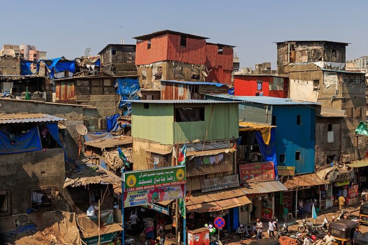 Cerca de los alrededores de la estación de tren de Bandra en Bombay, India