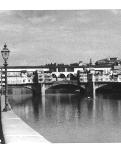 María Zambrano en el Ponte Vecchio de Florencia