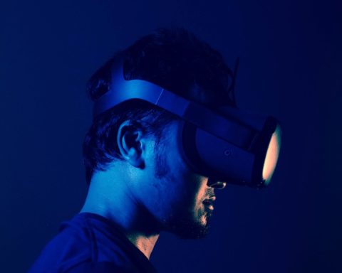 Hombre con gafas VR