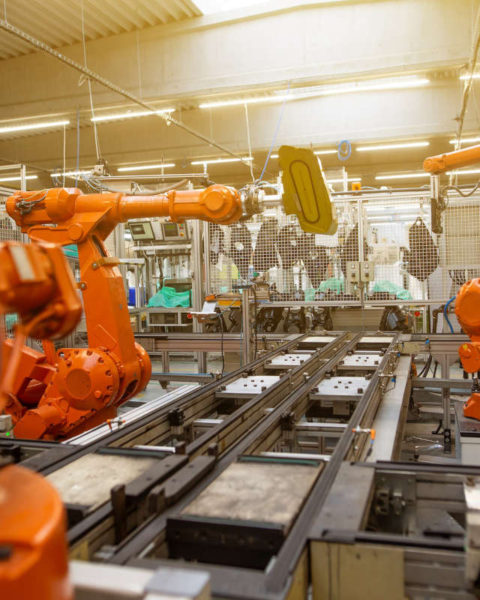 Robots en una fabrica ensamblando piezas de autos