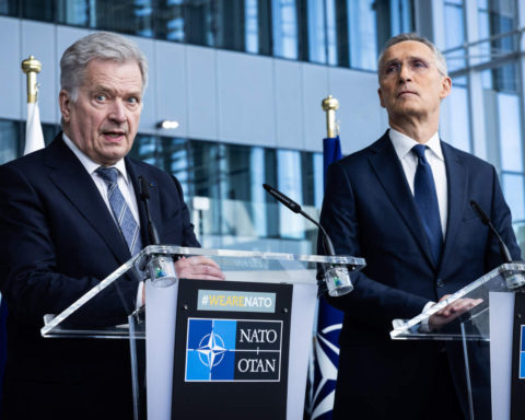Rueda de prensa de representantes de Finlandia y la OTAN