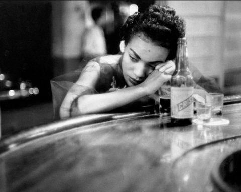Chica de bar en un burdel del barrio rojo, La Habana, Cuba, 1954. Fotografía: Eve Arnold/Magnum Photos