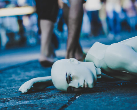 Maniquí sobre el suelo