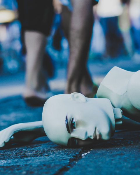 Maniquí sobre el suelo