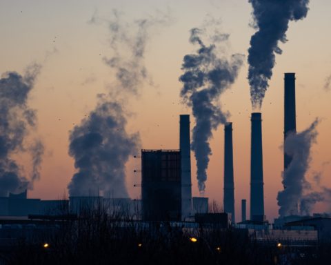 Concepto de contaminación, fábricas contaminan el medio ambiente