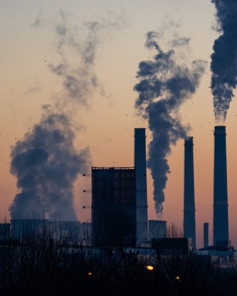 Concepto de contaminación, fábricas contaminan el medio ambiente