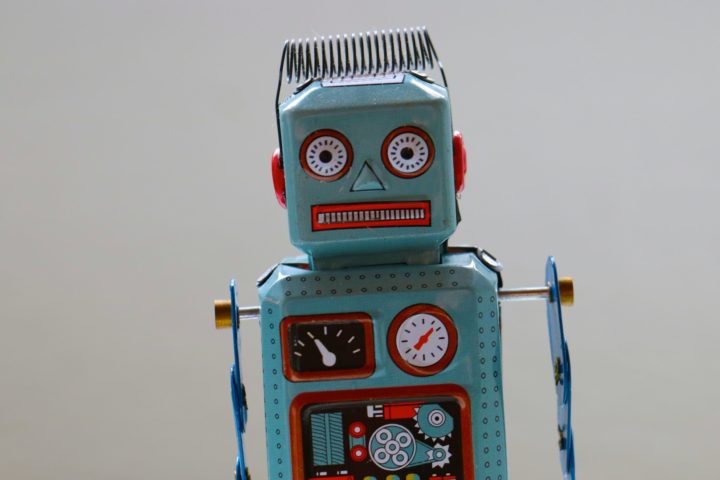 Un robot representando inteligencia artificial