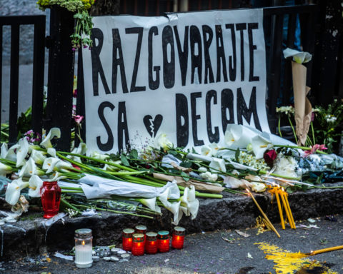 Flores frente a la escuela Vladislav Ribnikar en Vračar, Belgrado, Serbia. Foto por: Yamel Santana Valdés-Hernández.