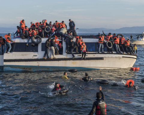 Refugiados sirios e iraquíes tratan de desembarcar en las aguas costeras de Lesbos en Grecia, después de haber cruzado desde Turquía. 2015