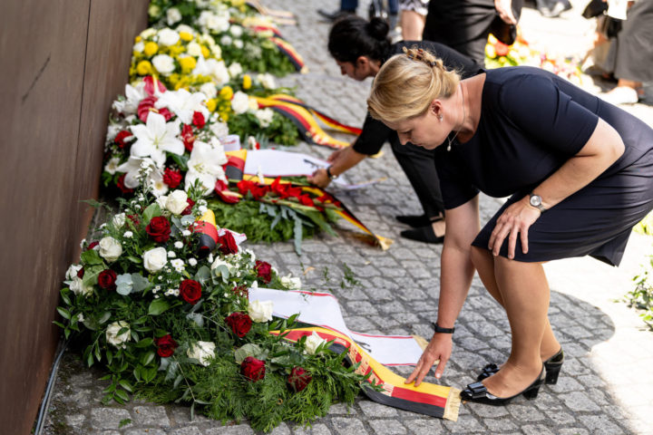 Franziska Giffey, titular de Economía del Gobierno regional de Berlín, deposita una corona de flores en la conmemoración del 62 aniversario de la construcción del Muro. Foto: Fabian Sommer/dpa