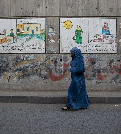 Una mujer afgana camina por las calles de Kabul. Milad Hamadi para la Agencia de Noticias Tasnim, 2021