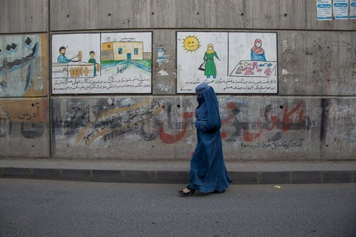 Una mujer afgana camina por las calles de Kabul. Milad Hamadi para la Agencia de Noticias Tasnim, 2021