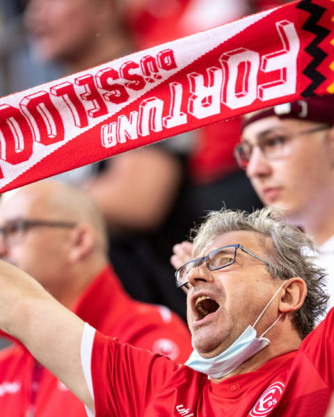 Un hincha del Fortuna Düsseldorf, de la segunda división de la Bundesliga, alienta a su equipo durante el partido contra Werder Bremen. Foto: Marius Becker/dpa