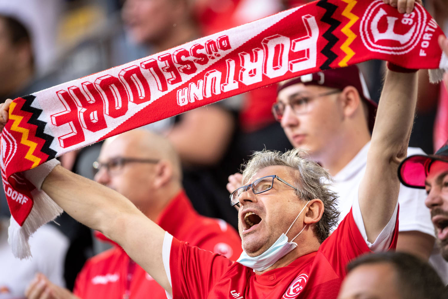 Un hincha del Fortuna Düsseldorf, de la segunda división de la Bundesliga, alienta a su equipo durante el partido contra Werder Bremen. Foto: Marius Becker/dpa