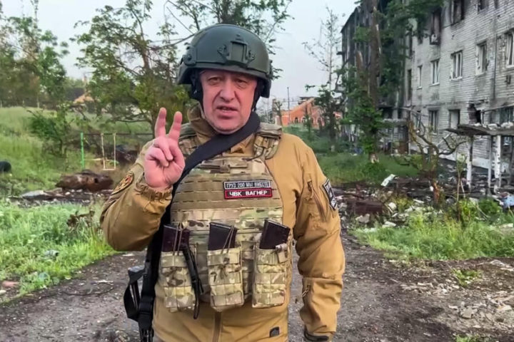 Esta captura de imagen tomada de un material de archivo publicado en la cuenta de Telegram del servicio de prensa de Concord, una empresa vinculada al jefe de Wagner Group, Yevgueni Prigozhin, el 25 de mayo de 2023, muestra a Prigozhin hablando en Bakhmut, Ucrania.