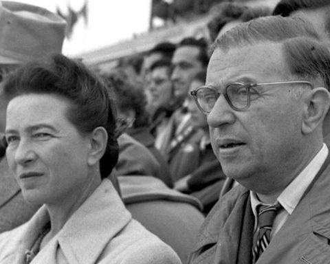 Simone de Beauvoir y Jean-Paul Sartre asisten a la ceremonia del 6º aniversario de la fundación de la China comunista en Beijing, el 1 de octubre de 1955, en la plaza de Tiananmen.