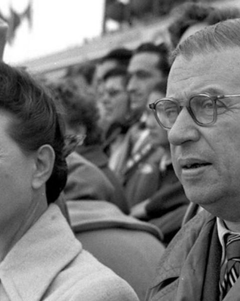 Simone de Beauvoir y Jean-Paul Sartre asisten a la ceremonia del 6º aniversario de la fundación de la China comunista en Beijing, el 1 de octubre de 1955, en la plaza de Tiananmen.