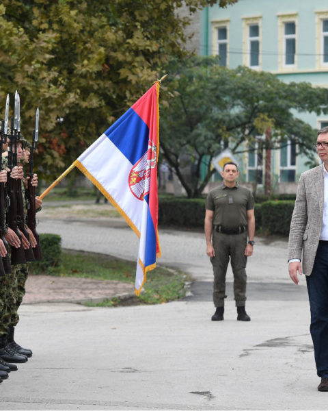 Presidente serbio Aleksandar Vučić mientras asistía al ejercicio táctico conjunto de tiro real BEGEJ 2019 con el miembro de la Presidencia de Bosnia y Herzegovina, Milorad Dodik, el ministro de Defensa, Aleksandar Vulin (centro al fondo de la foto), el jefe del Estado Mayor de las Fuerzas Armadas serbias, el general Milan Mojsilović.