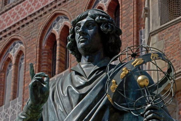 Monumento a Nicolás Copérnico en Toruń, Polonia.