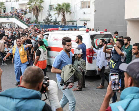 Agencia Palestina de Noticias e Información (Wafa). Médicos trasladan a un niño palestino herido al hospital Al-Shifa de la ciudad de Gaza tras un ataque aéreo israelí el 11 de octubre de 2023.