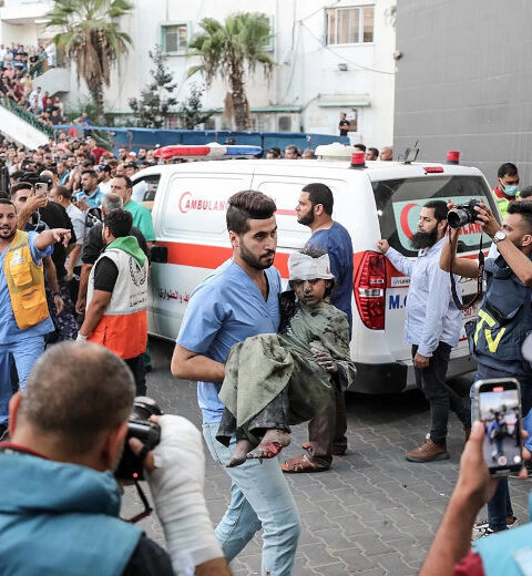 Agencia Palestina de Noticias e Información (Wafa). Médicos trasladan a un niño palestino herido al hospital Al-Shifa de la ciudad de Gaza tras un ataque aéreo israelí el 11 de octubre de 2023.